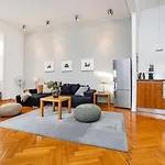 Elegant Old Town Apt With Balcony