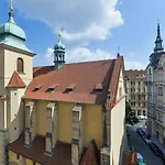 Elegant Old Town Apt With Balcony