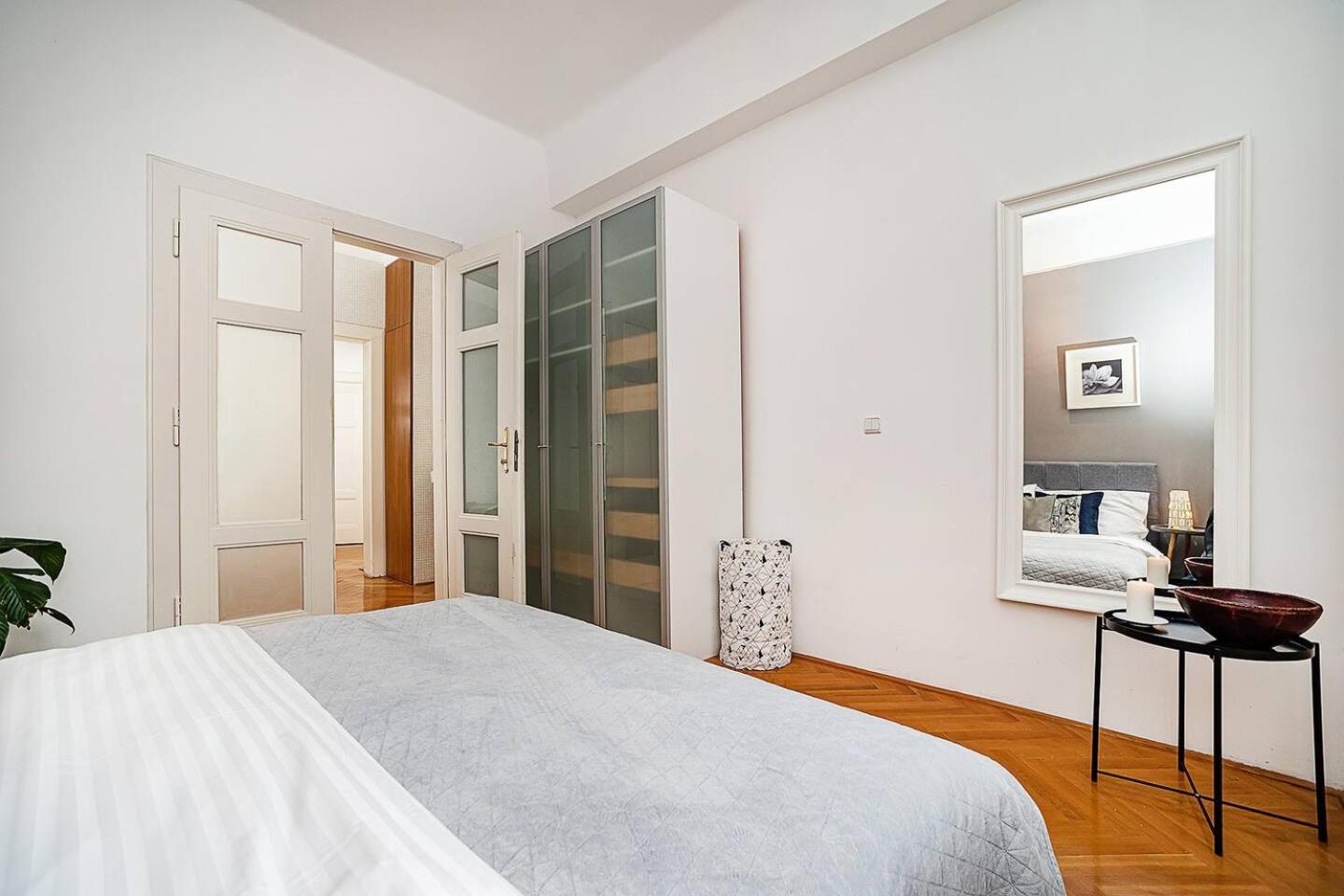 Elegant Old Town With Balcony Apartment *